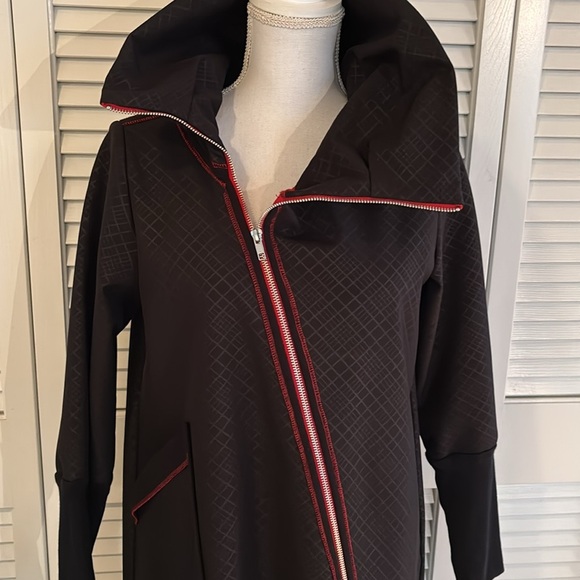 Lousje & Bean Assymetrical Zip Car Coat Women’s Black w/ Red Trim Size Small - Picture 3 of 13